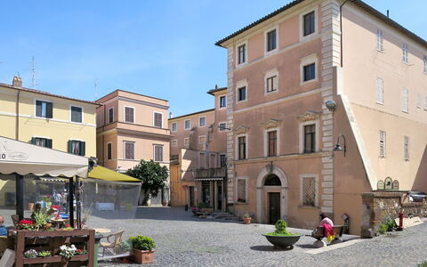 La Perla di Aprilia: Finestra, Cittadina, Vaso Di Fiori, Balcone, Cortile, Pianta Della Casa, Driveway, Ombrello