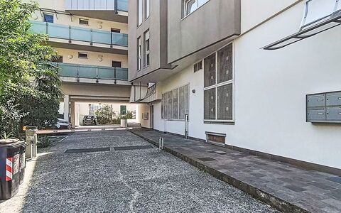 Gigi: Appartamento, Urban Design, Materiale Composito, Condominio, Calcestruzzo, Passerella, Cortile, Driveway, Balcone, Illuminazione Diurna
