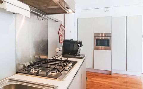 Gigi: Elettrodomestico Da Cucina, Cucina, Controsoffitto, Apparecchio Major, Cucina Stufa, Pavimentazione, Elettrodomestico, Interior Design, Legna, Stufa