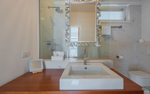 Caminito: Lavandino Del Bagno, Idraulico Fixture, Parete, Lavello, Bagno, Interior Design, Rubinetto, Specchio, Idraulico, Controsoffitto