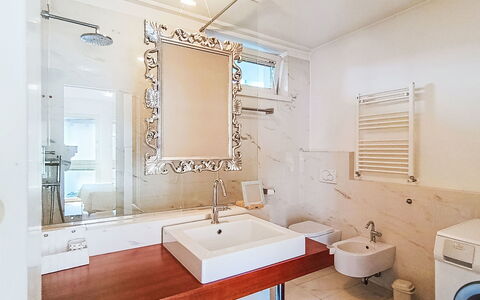 Gigi: Interior Design, Idraulico Fixture, Bagno, Lavandino Del Bagno, Parete, Pavimentazione, Lavello, Specchio, Pavimento, Rubinetto