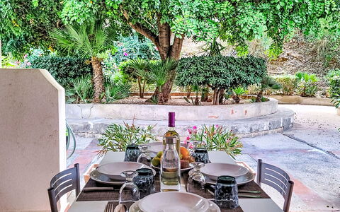 Cala Isulidda: Mobilia, Tavolo, Sedia, Tavolo Esterno, Cucina & Sala Da Pranzo Tavolo, Ristorante, Mobili Da Esterno, Giardino, Shade, Backyard