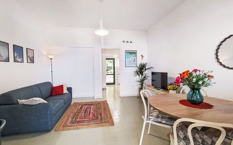 Cala Isulidda: Pavimentazione, Interior Design, Mobilia, Pavimento, Soffitto, Divano, Camera, Soggiorno, Tavolo, Appartamento