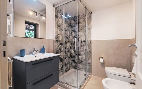 Cala Isulidda: Bagno, Pavimentazione, Idraulico Fixture, Pavimento, Interior Design, Lavello, Mobiletto Del Bagno, Lavandino Del Bagno, Rubinetto, Gabinetto