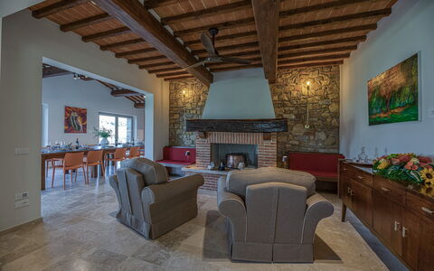 La Calcinaia Country House, Bucine: Mobilia, Interior Design, Parete, Pavimentazione, Legna, Soffitto, Pavimento, Sedia, Divano, Soggiorno