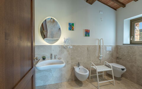 La Calcinaia Country House, Bucine: Pavimentazione, Parete, Idraulico Fixture, Interior Design, Pavimento, Lavandino Del Bagno, Rubinetto, Bagno, Lavello, Idraulico