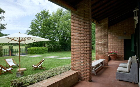 Casa Mancini, Holiday Villa, San Galgano: Arbusto, Giardino, Brick, Mobilia, Prato, Mobili Da Esterno, Groundcover, Estate, Backyard, Shade