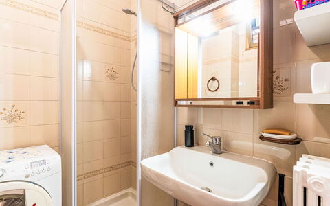 Il Nido: Interior Design, Idraulico Fixture, Pavimentazione, Bagno, Lavandino Del Bagno, Pavimento, Lavello, Rubinetto, Camera, Idraulico