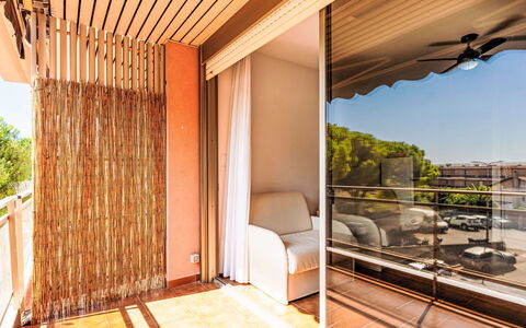 Il Nido: Legna, Interior Design, Balcone, Color Legno, Shade, Sedia, Bicchiere, Eco Hotel, Latifoglie, Per Finestre