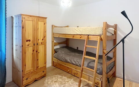 Bluhome: Mobilia, Letto, Camera Da Letto, Pavimentazione, Legna, Pavimento, Interior Design, Camera, Bedding, Lenzuolo
