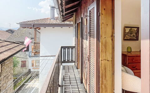 Bluhome: Parete, Finestra, Legna, Architettura, Porta, Casa, Casa, Zona Residenziale, Balcone, Materiale Composito