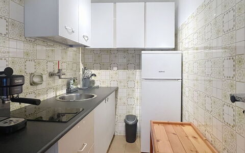 Bluhome: Apparecchio Major, Pavimentazione, Cucina, Elettrodomestico Da Cucina, Controsoffitto, Pavimento, Interior Design, Lavello, Idraulico Fixture, Cabinetry