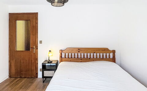 Bluhome: Letto, Camera Da Letto, Mobilia, Parete, Bedding, Interior Design, Legna, Lenzuolo, Pavimento, Pavimentazione