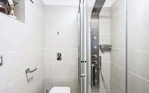 Bluhome: Bagno, Idraulico Fixture, Pavimentazione, Interior Design, Pavimento, Soffione Doccia, Doccia, Idraulico, Gabinetto, Piastrella
