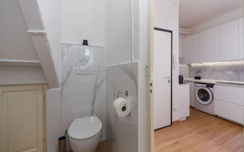 Casa Vacanze al Teatro: Pavimentazione, Pavimento, Parete, Idraulico Fixture, Interior Design, Bagno, Lavello, Gabinetto, Soffitto, Idraulico