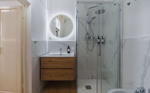 Casa Vacanze al Teatro: Lavandino Del Bagno, Pavimentazione, Idraulico Fixture, Pavimento, Bagno, Lavello, Interior Design, Rubinetto, Mobiletto Del Bagno, Specchio