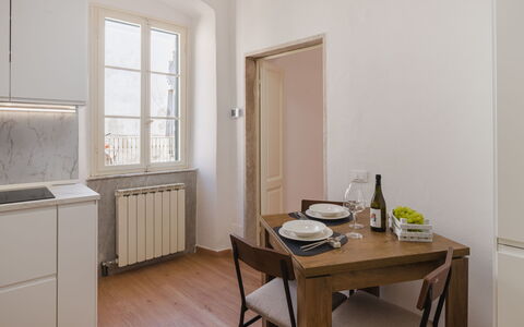Casa Vacanze al Teatro: Mobilia, Pavimentazione, Interior Design, Legna, Pavimento, Cucina & Sala Da Pranzo Tavolo, Cucina, Soffitto, Tavolo, Pavimento In Legno