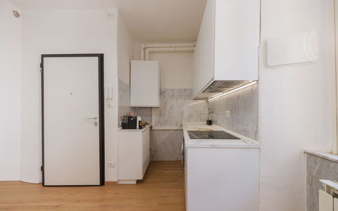 Casa Vacanze al Teatro: Pavimentazione, Pavimento, Appartamento, Soffitto, Pavimento In Legno, Controsoffitto, Cucina, Cabinetry, Pavimento Laminato