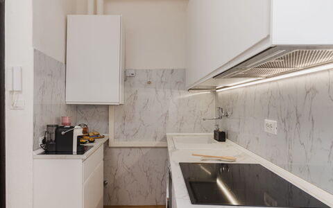 Casa Vacanze al Teatro: Cucina, Controsoffitto, Elettrodomestico Da Cucina, Interior Design, Pavimentazione, Apparecchio Major, Cabinetry, Cucina Stufa, Soffitto, Pavimento