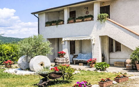 Il Mulinetto: Arbusto, Casa, Casa, Giardino, Villetta, Porta, Vaso Di Fiori, Landscaping, Cortile