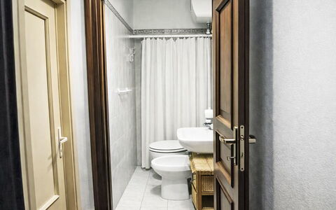 Il Mulinetto: Toilet Seat, Pavimento, Gabinetto, Pavimentazione, Interior Design, Porta, Idraulico Fixture, Bagno, Idraulico, Piastrella