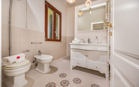 Casale Domè 14+2: Pavimentazione, Interior Design, Pavimento, Idraulico Fixture, Lavandino Del Bagno, Bagno, Lavello, Toilet Seat, Gabinetto, Mobiletto Del Bagno