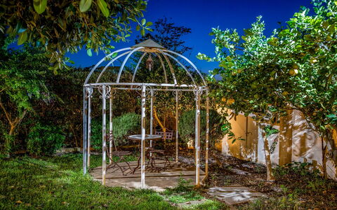 Casale Domè 14+2: Giardino, Metallo, Shade, Struttura Esterna, Landscaping, Gazebo, Parco, Padiglione, Giardino Botanico, Cancello
