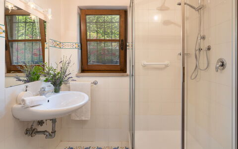Villa Sorripa 6: Bagno, Idraulico Fixture, Interior Design, Lavandino Del Bagno, Pavimentazione, Pavimento, Gabinetto, Idraulico, Rubinetto, Doccia