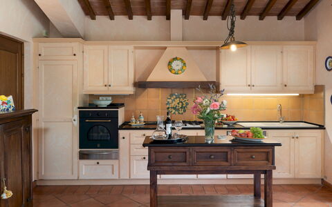 Villa Sorripa 6: Mobilia, Cucina, Interior Design, Cabinetry, Legna, Pavimentazione, Controsoffitto, Lampada, Credenza, Elettrodomestico Da Cucina