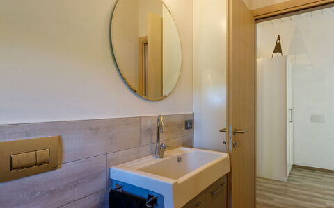Villa Mia 6: Pavimentazione, Pavimento, Parete, Interior Design, Lavandino Del Bagno, Legna, Idraulico Fixture, Lavello, Bagno, Specchio