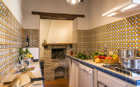 Casa Torrione 14: Giallo, Interior Design, Pavimentazione, Piastrella, Cucina, Pavimento, Camera, Soffitto, Cucina Stufa, Controsoffitto