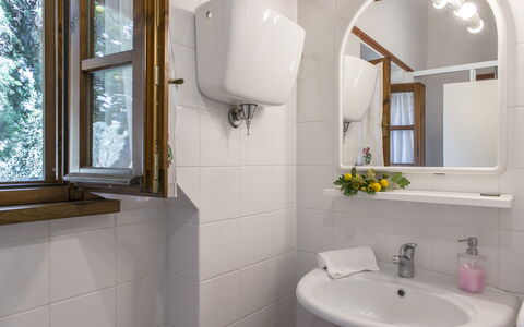 Casa Torrione 14: Interior Design, Lavandino Del Bagno, Legna, Bagno, Idraulico Fixture, Pavimentazione, Lavello, Pavimento, Camera, Rubinetto