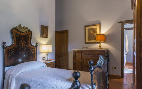 Casa Torrione 14: Mobilia, Camera Da Letto, Pavimentazione, Letto, Interior Design, Cassetto, Telaio Del Letto, Lenzuolo, Comodino, Pavimento