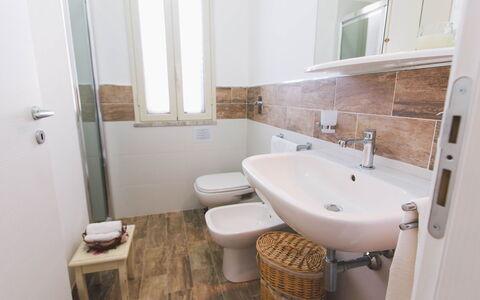 Villa Ferradina 4+2: Pavimentazione, Idraulico Fixture, Pavimento, Toilet Seat, Bagno, Gabinetto, Lavello, Interior Design, Idraulico, Rubinetto
