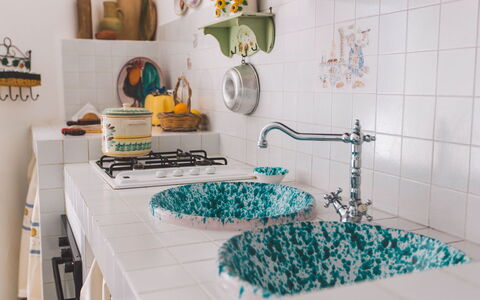 Villa Ferradina 4+2: Cucina, Rubinetto, Controsoffitto, Idraulico, Idraulico Fixture, Porcellana, Ceramica, Piastrella, Dipingere, Serveware