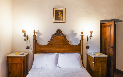 Torre di Paciano 10+2: Parete, Mobilia, Camera Da Letto, Letto, Interior Design, Lenzuolo, Bedding, Telaio Del Letto, Illuminazione, Pavimento