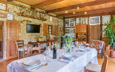 La Casa Dell'Artista 6: Mobilia, Legna, Tavolo, Cucina & Sala Da Pranzo Tavolo, Sedia, Sala Da Pranzo, Porta, Soffitto, Ristorante, Camera