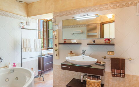 La Casa Dell'Artista 6: Bagno, Interior Design, Lavandino Del Bagno, Idraulico Fixture, Lavello, Pavimentazione, Rubinetto, Specchio, Pavimento, Controsoffitto
