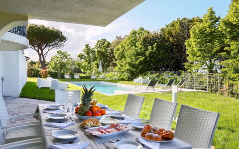 Villa Sarah 10+2: Piscina, Mobilia, Ricorrere, Giardino, Lotto, Mobili Da Esterno, Sedia, Prato, Shade, Eco Hotel