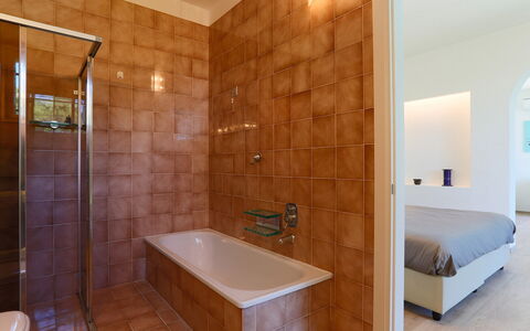 Villa Sarah 10+2: Pavimentazione, Parete, Interior Design, Pavimento, Idraulico Fixture, Bagno, Soffitto, Illuminazione, Idraulico, Camera
