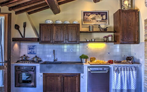 Casal del Salice 10: Cucina, Mobilia, Interior Design, Legna, Elettrodomestico Da Cucina, Pavimentazione, Controsoffitto, Casa, Apparecchio Major, Illuminazione