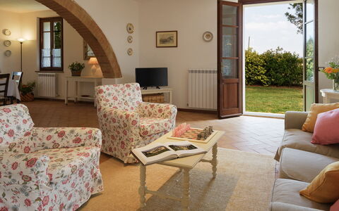 Poggio Vistabella 10: Mobilia, Interior Design, Pavimentazione, Tavolo, Sedia, Legna, Camera, Pavimento, Soggiorno, Soffitto
