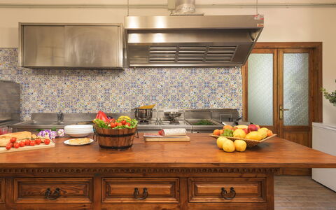 Villa Augusto 10: Cucina, Controsoffitto, Interior Design, Pavimentazione, Cabinetry, Pavimento, Rubinetto, Elettrodomestico Da Cucina, Piastrella, Camera