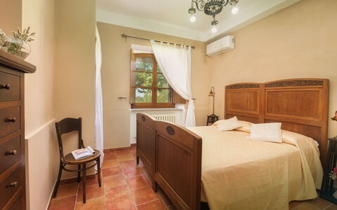 Villa Augusto 10: Mobilia, Letto, Interior Design, Camera Da Letto, Pavimentazione, Legna, Pavimento, Soffitto, Lenzuolo, Bedding