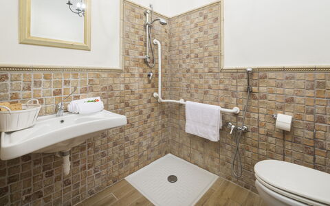Villa Augusto 10: Idraulico Fixture, Bagno, Pavimentazione, Pavimento, Idraulico, Interior Design, Piastrella, Lavandino Del Bagno, Toilet Seat, Rubinetto