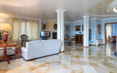Villa Gabri 8: Pavimentazione, Interior Design, Pavimento, Mobilia, Soffitto, Divano, Soggiorno, Illuminazione, Camera, Casa