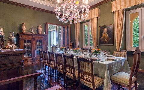 Villa Michelangelo 14: Mobilia, Interior Design, Tavolo, Lampadario, Soffitto, Sedia, Sala Da Pranzo, Illuminazione, Lampada, Camera