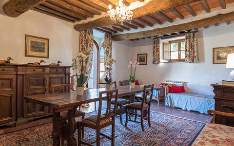 Villalta 18+2: Mobilia, Parete, Interior Design, Pavimentazione, Legna, Tavolo, Sedia, Cornice, Pavimento, Sala Da Pranzo
