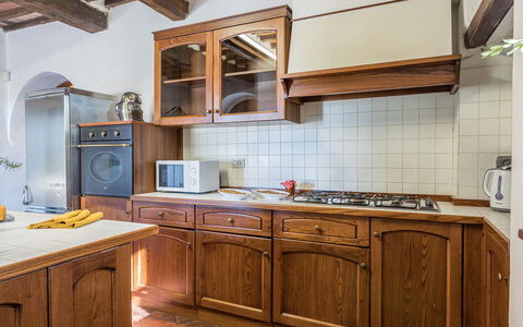 Villalta 18+2: Cucina, Cabinetry, Legna, Interior Design, Controsoffitto, Elettrodomestico Da Cucina, Mobilia, Pavimentazione, Apparecchio Major, Credenza