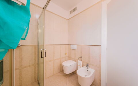 Villa Sanssouci 8: Pavimentazione, Pavimento, Idraulico Fixture, Interior Design, Bagno, Idraulico, Rubinetto, Piastrella, Gabinetto, Camera